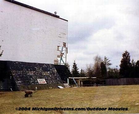 Crest Drive-In Theatre - Crest Screen 1990 Courtesy Darryl Burgess-Outdoor Moovies